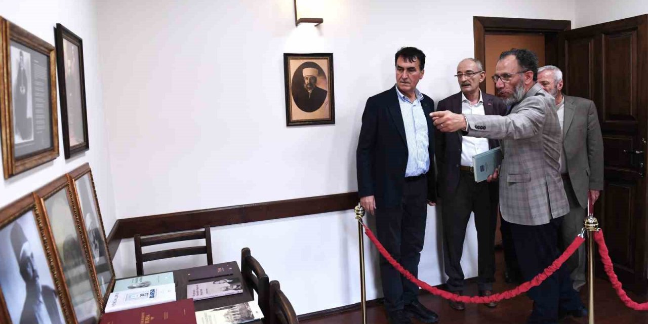 Bu Kütüphanede 700 Yıllık Şiir Mirası Var