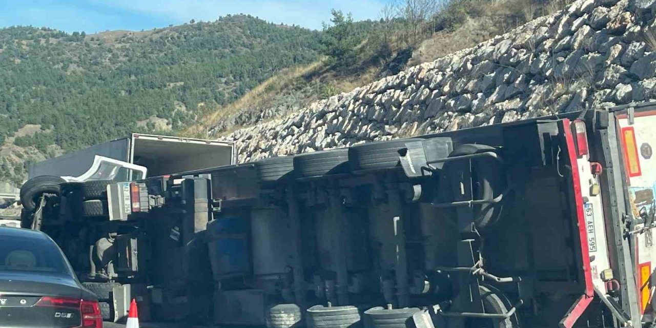 Paket Tavuk Yüklü Tır Devrildi, Sürücüsü Yaralandı