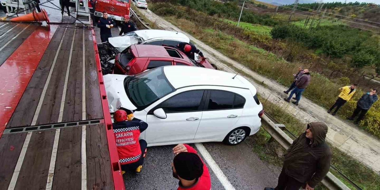 TIR, 3 Aracı Altına Alıp Metrelerce Sürükledi