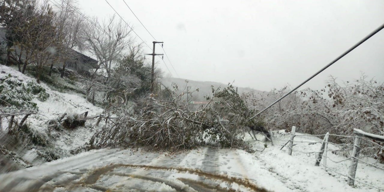 Kar Yolu Kapattı, Araçlar Kepçe Yardımıyla Kurtarıldı
