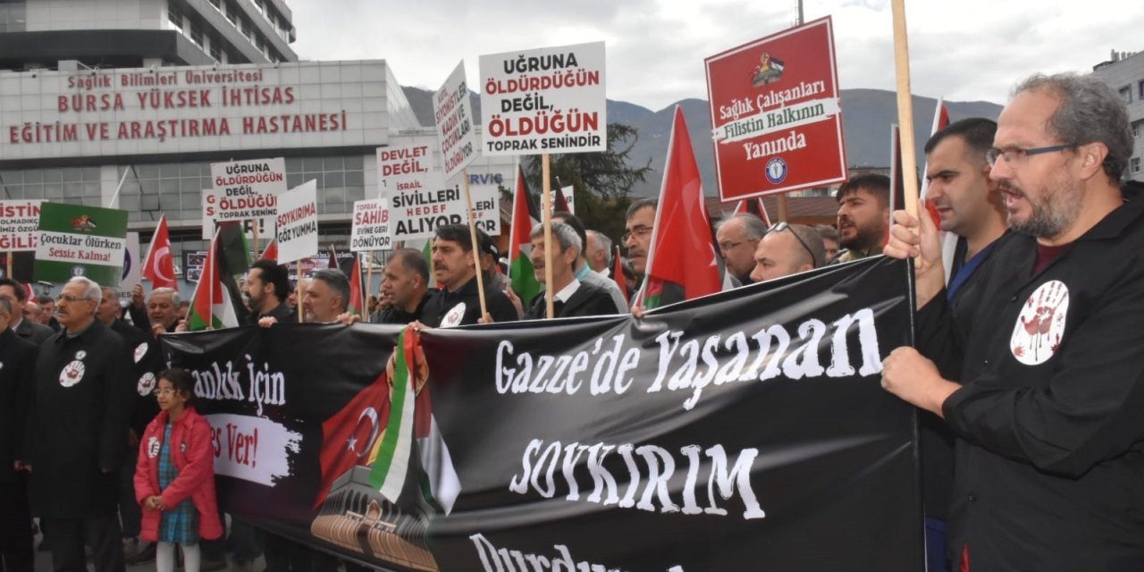 Sağlık Çalışanları Siyah Önlükleriyle İsrail’e Tepki Gösterdi