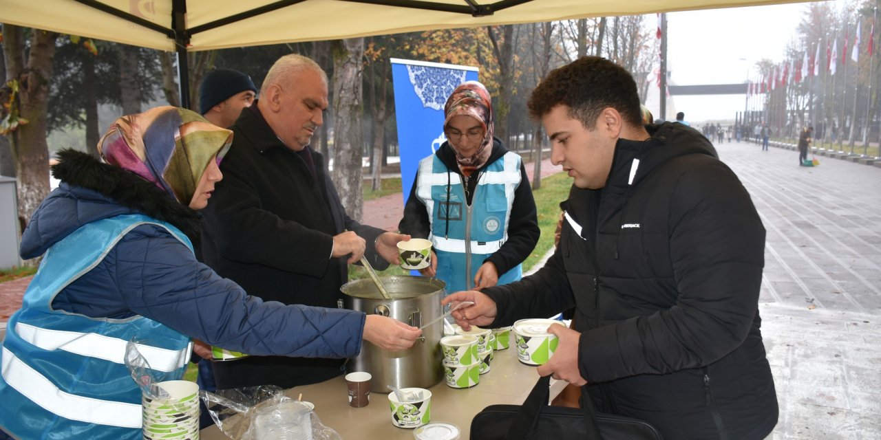 Müftülükten Üniversiteli gençlere çorba ikramı