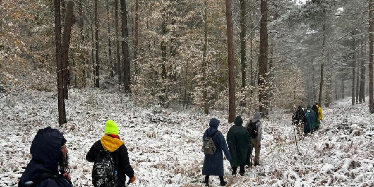 Kar yağışı eşliğinde 13 kilometre yürüyüş