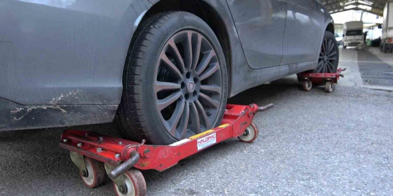 Hatalı Park Edilen Otomobillere Pazarcı Esnafından Kaydıraklı Çözüm