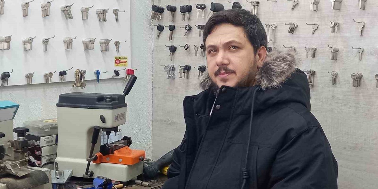 Baba Mesleğini 10 Metrekarelik İş Yerinde 20 Yıldır Sürdürüyor