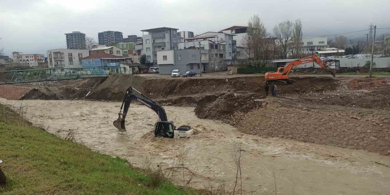 Azgın Sel Sularında Can Pazarı