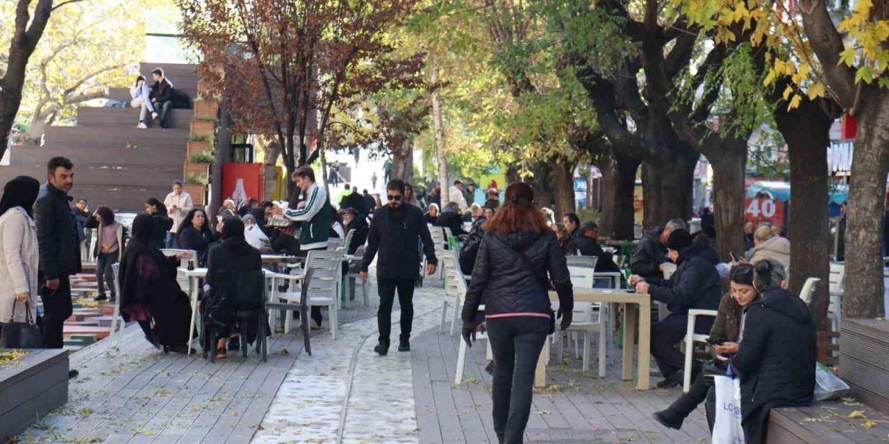 Havanın Güneşli Olmasıyla Vatandaşlar Dışarıya Akın Etti