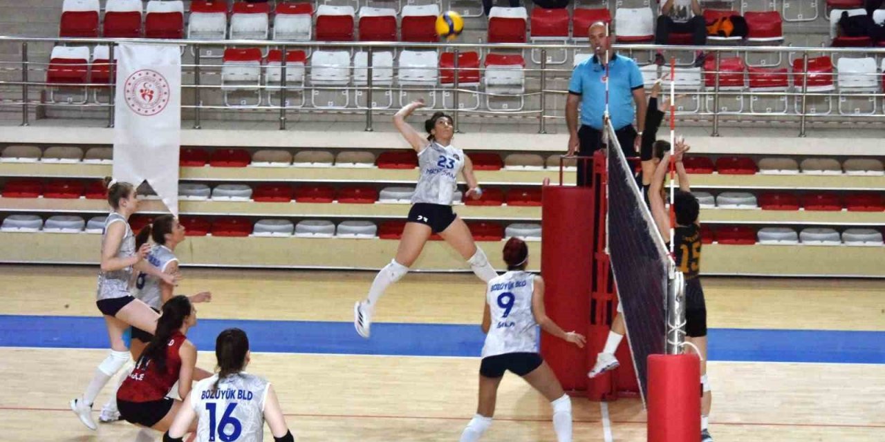 Voleybol Takımı Rakibini 3-0 Mağlup Etti