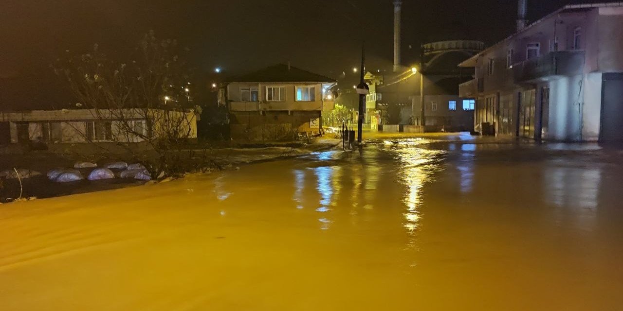 Yağmur Taşkınlara Sebep Oldu, İş Yerleri Sular Altında Kaldı