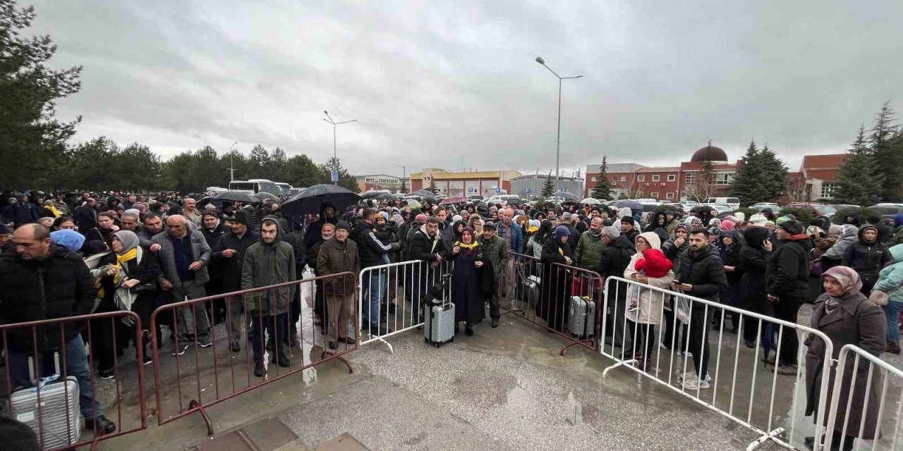 Umre Yolcuları Havalimanında Yoğunluk Oluşturdu