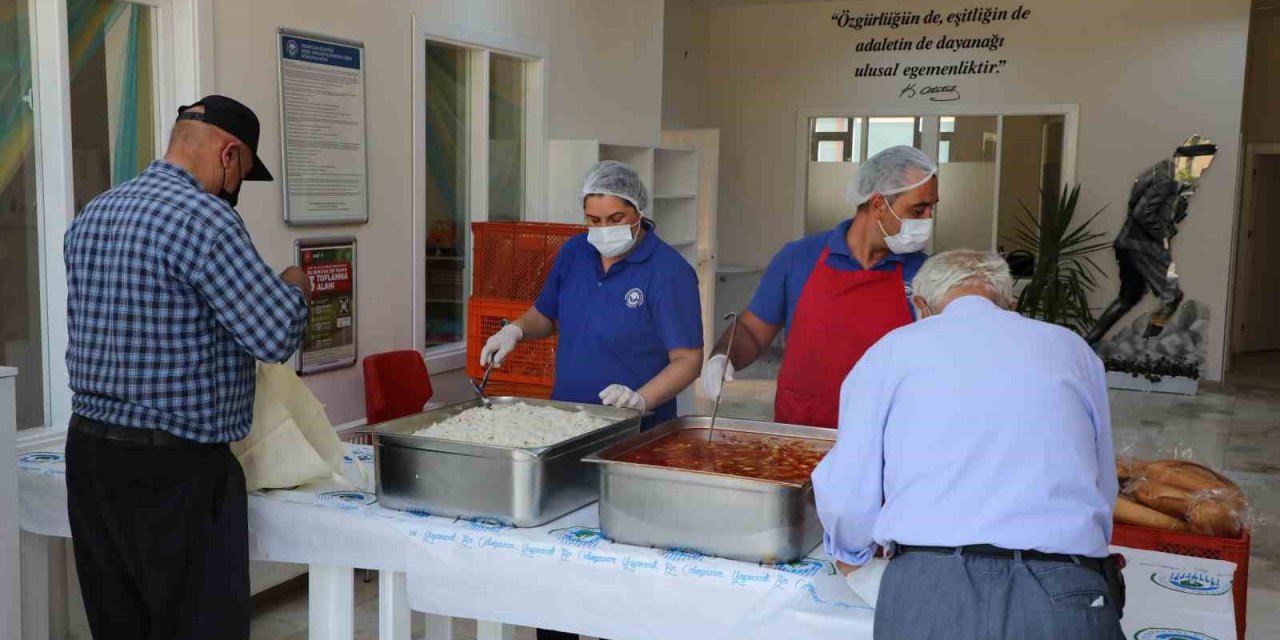 3 Milyon Porsiyon Sıcak Yemek Yardımı