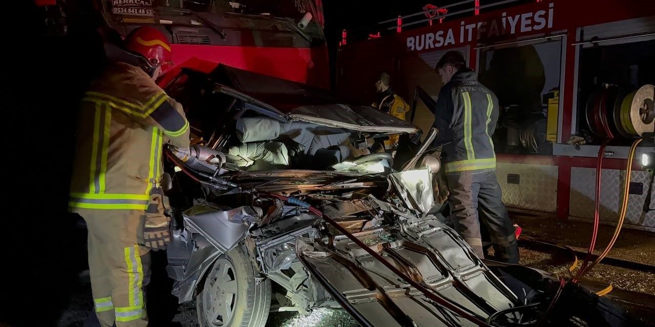 Otomobil İki Tırın Arasında Sıkıştı: 1 Ölü, 1 Yaralı