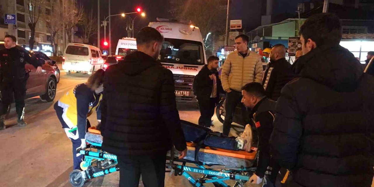 Bilecik’te Motosiklet Yayaya Çarptı, 2 Kişi Yaralandı