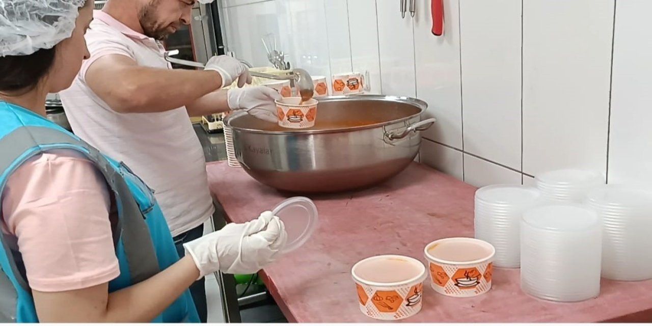 Aşevinde Pişen Yemekler İhtiyaç Sahiplerine Ulaşıyor