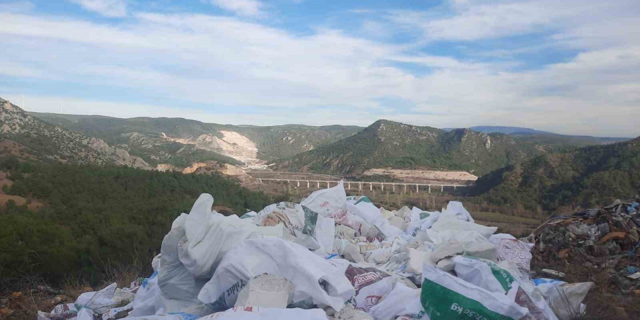 Çöplük Yolu Dökülen Moloz Yığınlarından Geçilmiyor