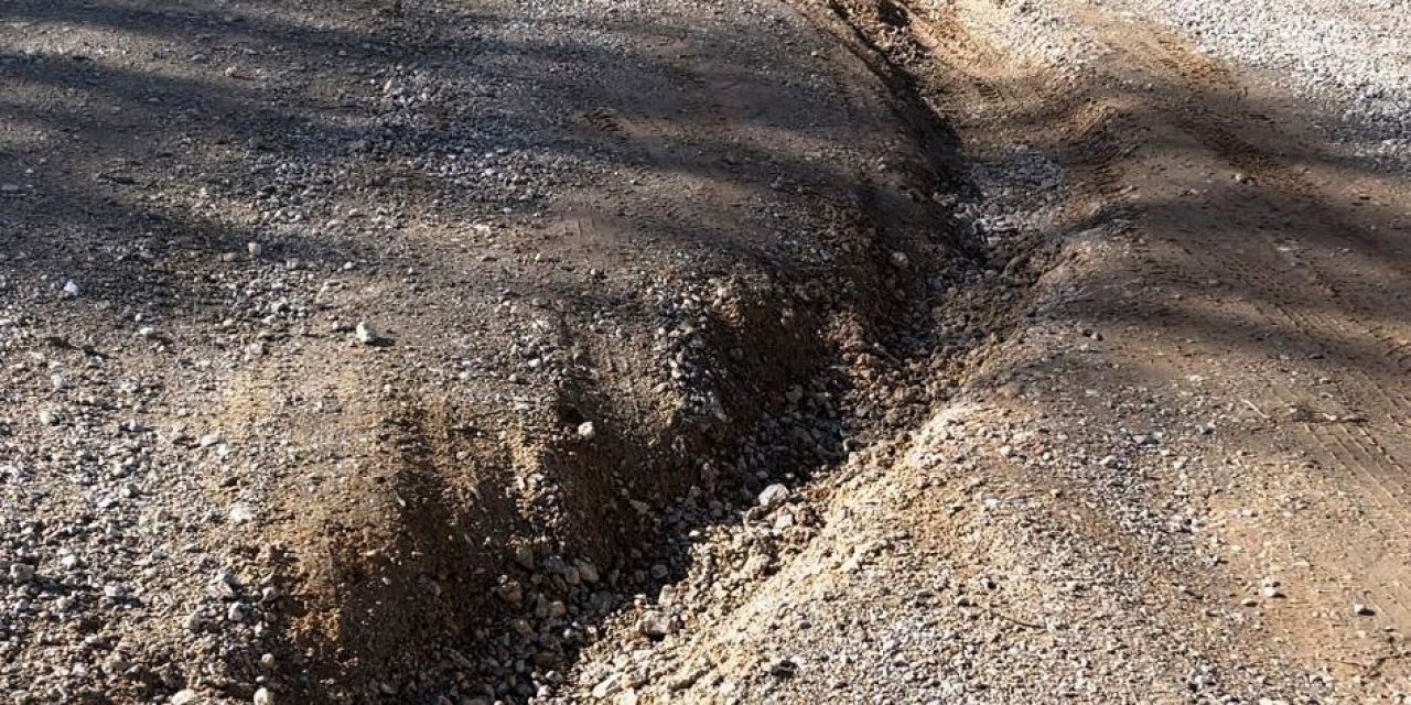 Selden Dolayı Çukur Oluşan Köy Yolu Tehlike Saçıyor