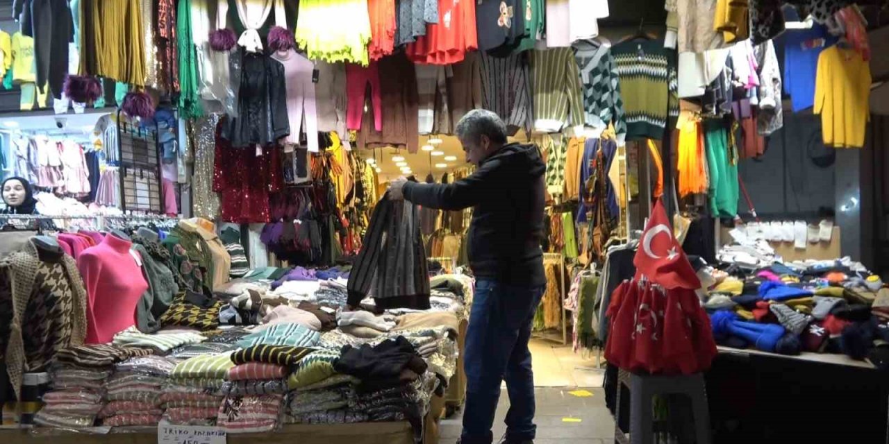Dükkanını Kapatıp 20 Kilometrelik Yolu Koşarak Gidiyor