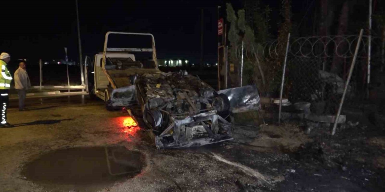 Takla Atıp Alev Topuna Dönen Araçtan Sağ Çıktı, Olay Yerinden Kaçtı