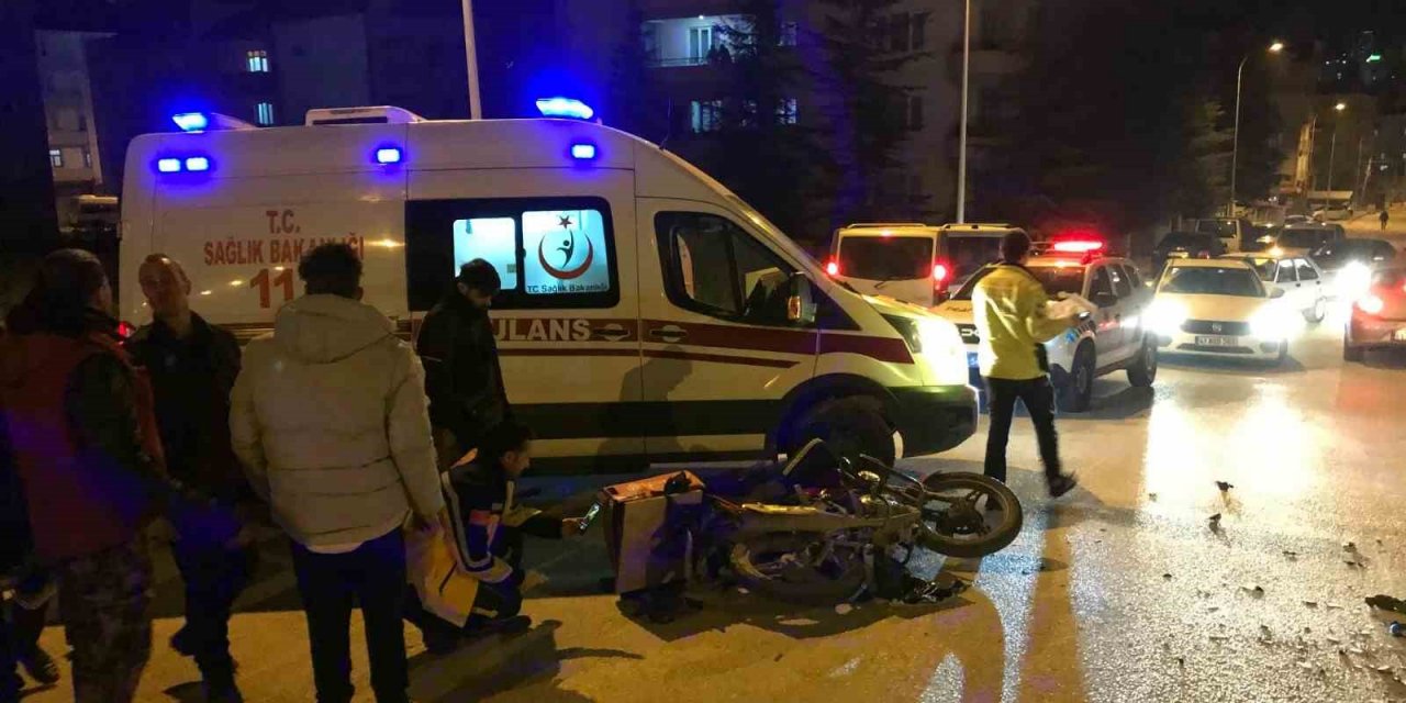 Motosiklet İle Kamyonet Çarpıştı, 1 Kişi Yaralandı