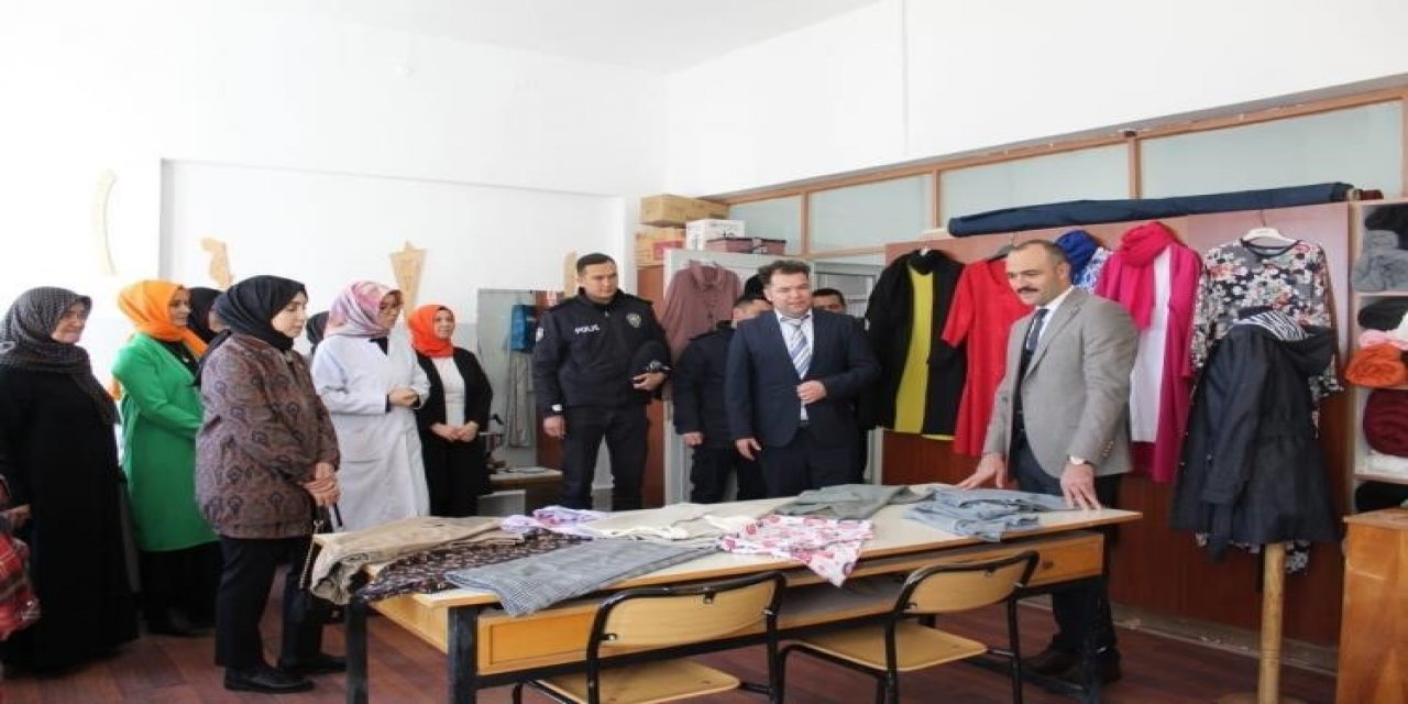 Kursiyerlerle Yakından İlgilendi
