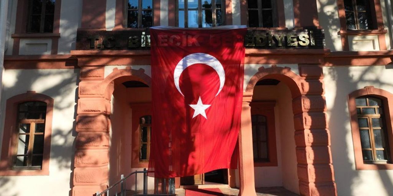 Belediye binalarına Türk bayrakları asıldı