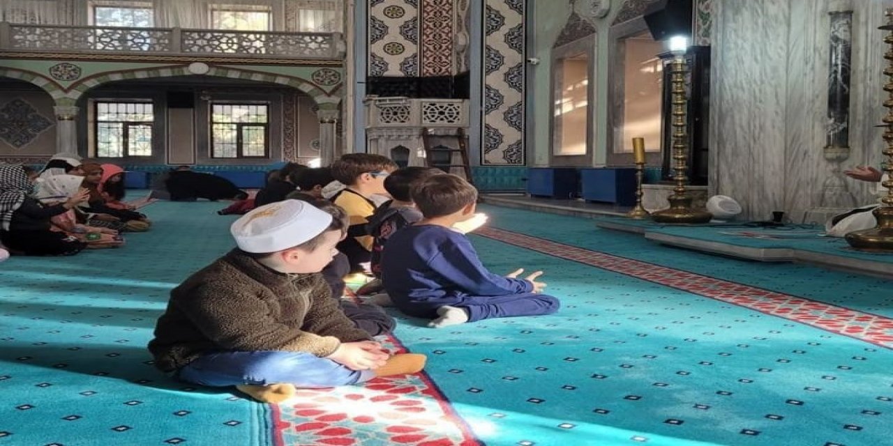 Minikler Şehitler Ve Gazze İçin Dua Etti
