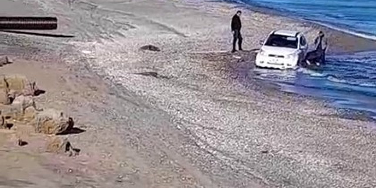 Kumsalda Otomobilyle Gezerken, Denizde Mahsur Kaldı