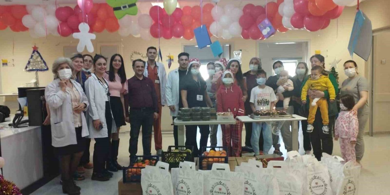Onkoloji Servisi’nde Tedavi Gören Çocukların Yeni Yılını Kutladı