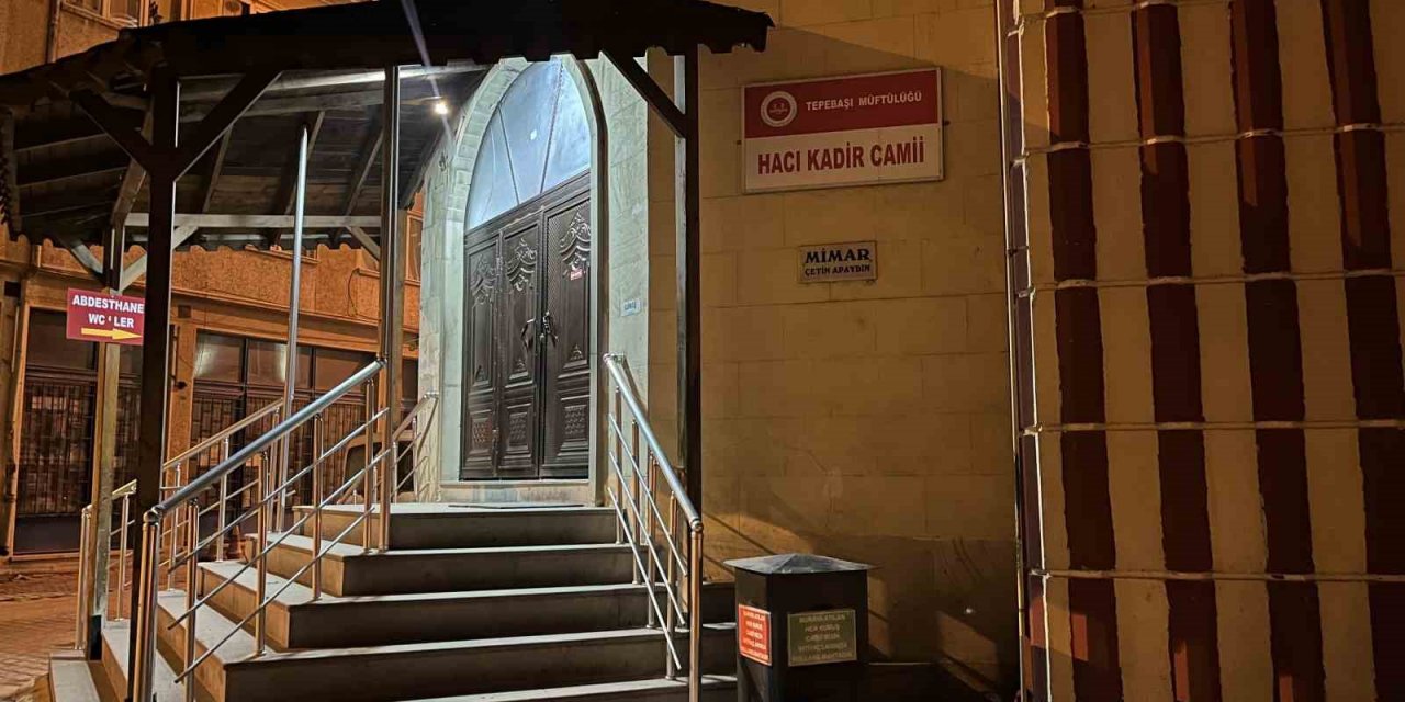 Caminin Yardım Kutusunu Zorlayan Şüpheliler Olay Yerinden Kaçtı