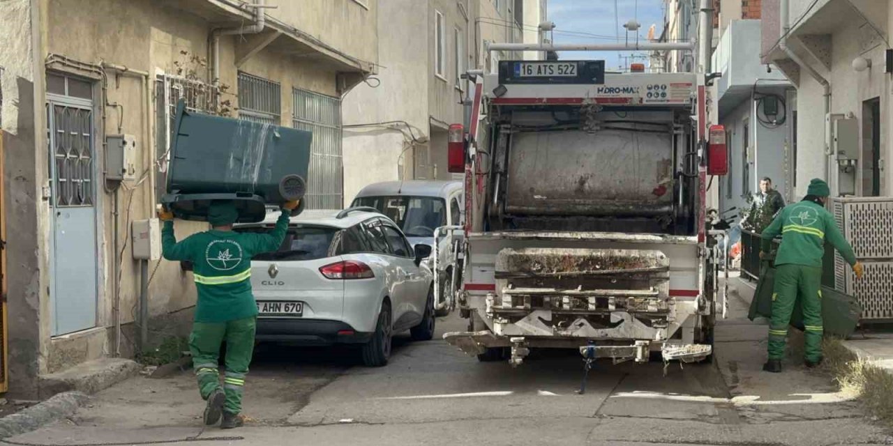 Horon Oynayan Temizlik İşçisi Yüzleri Güldürdü