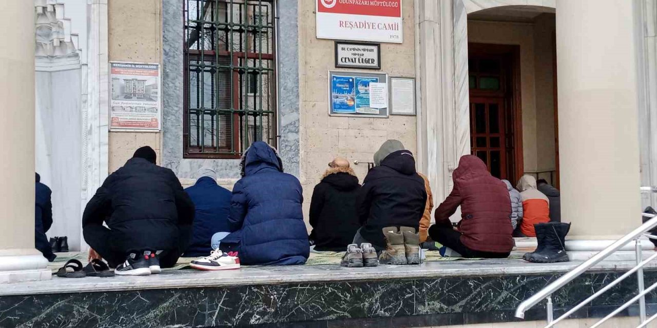 Hava Sıcaklığının Eksi Değerlere Düşmesi İbadete Engel Olmadı