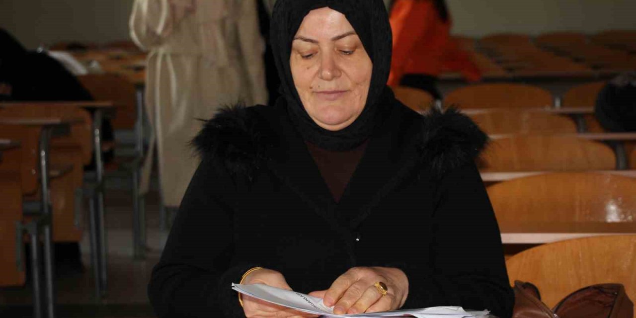 56 Yaşında Üniversite Kazandı, Şimdi Hemşire Olmak İçin Dirsek Çürütüyor