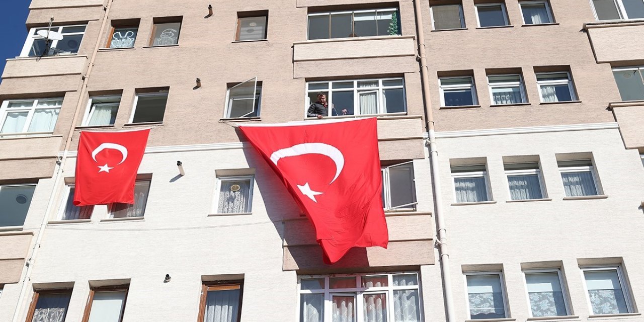 Diyanet İşleri Başkanı Erbaş Ve Vali Aksoy Şehidin Evini Ziyaret Etti