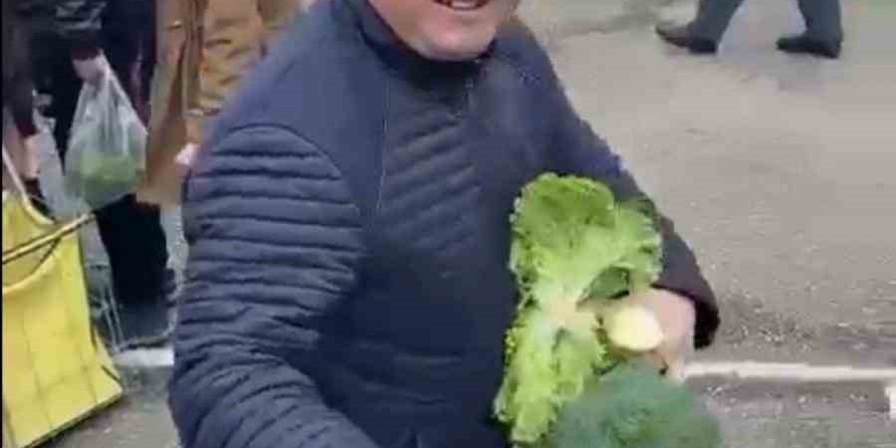 Pazar Tezgahını Satın Aldı, Vatandaşlara Dağıttı
