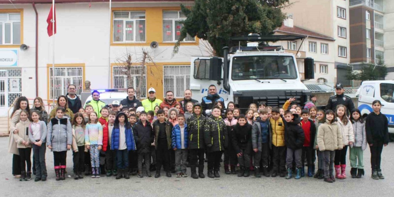 Öğrenciler, Polis Amcalarıyla Güzel Vakit Geçirdiler