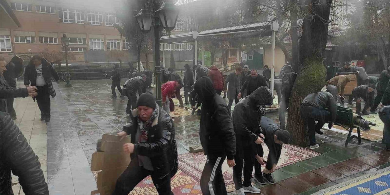 Şiddetli Yağmura Rağmen Safları Terk Etmediler