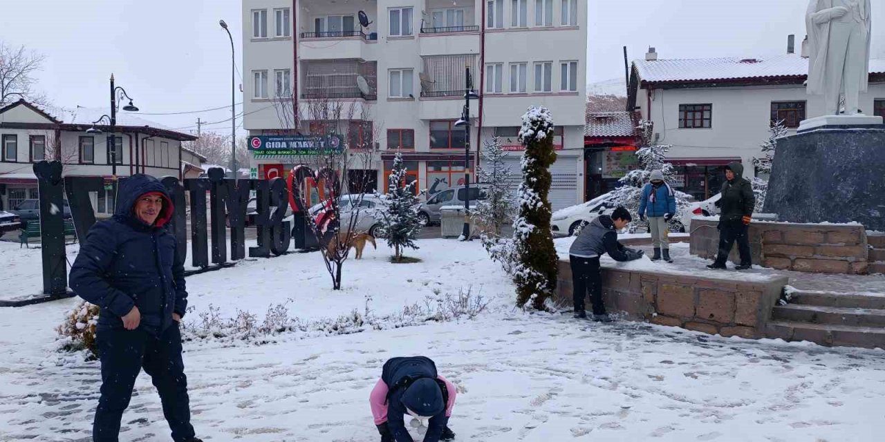Kar Yağışı Sevinçle Karşılandı