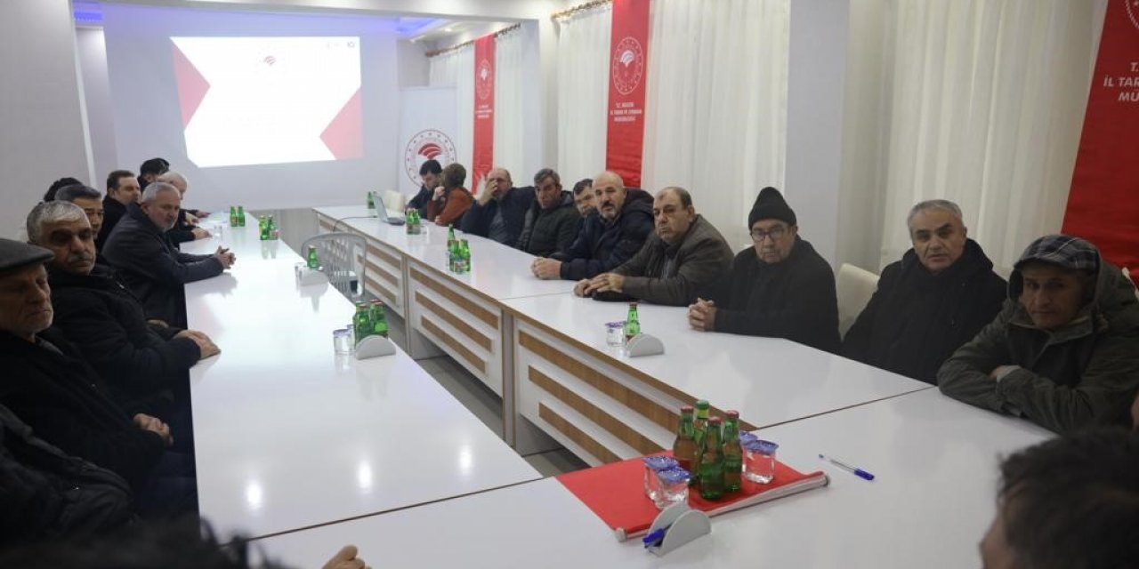 Çiftçilere Gece Eğitimleri Veriliyor
