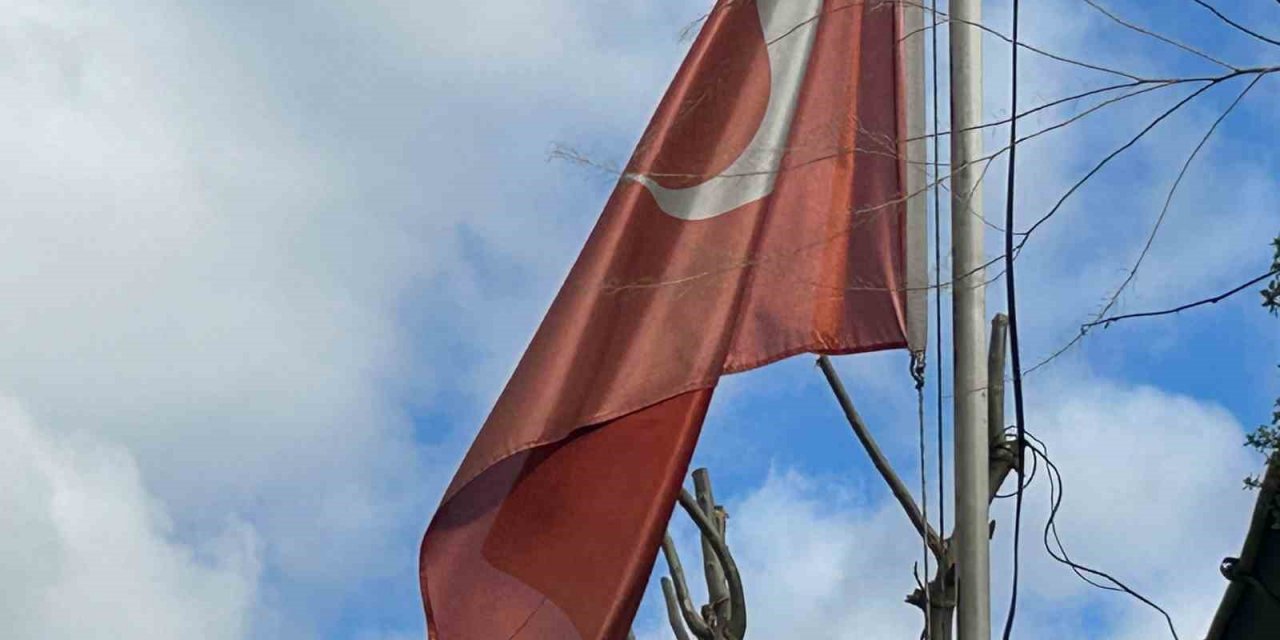 Bakımsız Türk Bayrağının Hali Tepkiye Sebep Oldu