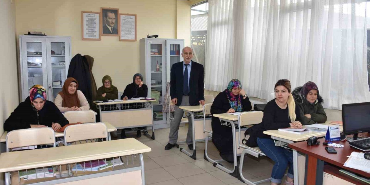 Kadın Oldukları İçin Okutulmayanlar Eğitimlerini Tamamlamak İçin Dirsek Çürütüyor