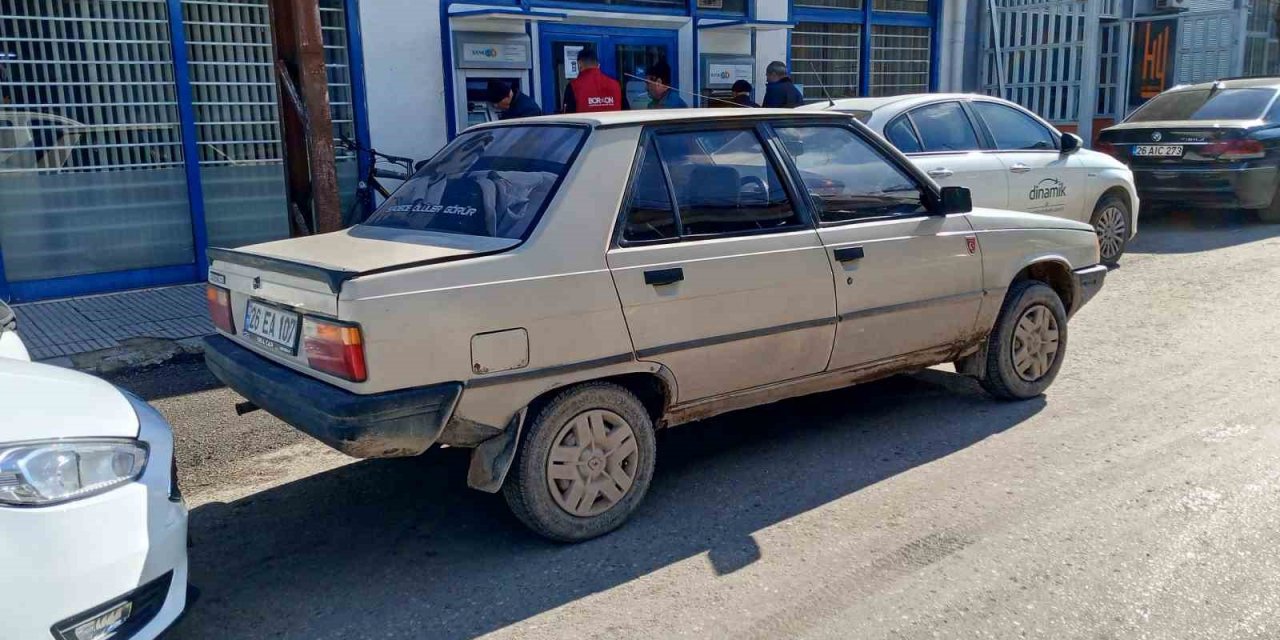 Aracın Arka Camına Kaplaması Yapılan Ünlü Replik İlgi Çekti