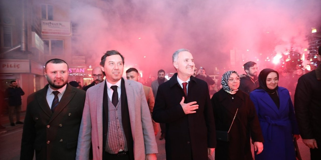 Yeniden Aday Gösterilen İnegöl Belediye Başkanı Taban’a Davullu Zurnalı Karşılama
