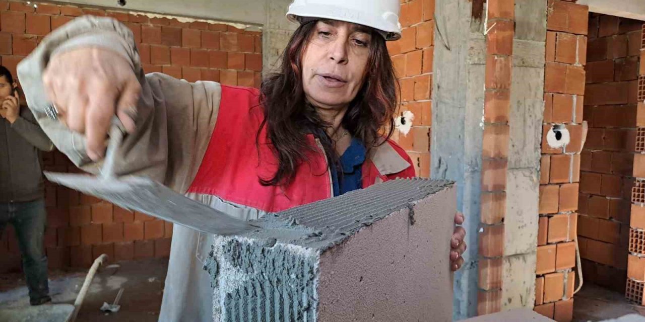 Aylık 60 Bin Liraya Çalıştıracak Usta Bulamayan Kadın Müteahhit İnşaatta Kendi Çalışıyor