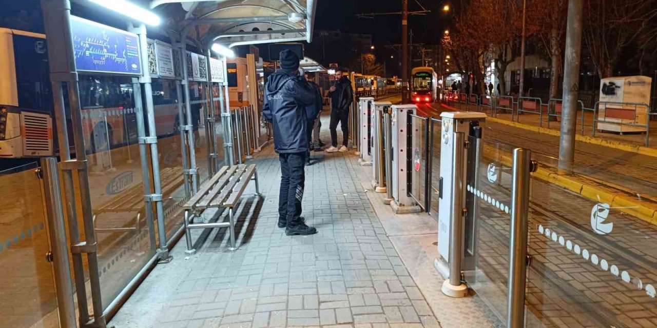 Önce Tramvayda Dilendiler Sonra Sağlık Personeli İle Tartıştılar