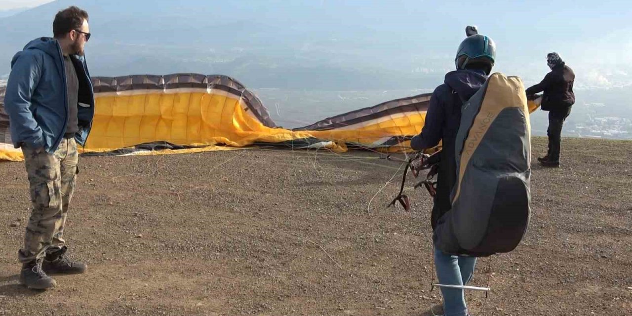 Yamaç Paraşütü Yapan Arkadaşlarını Uçaktan Selamladı
