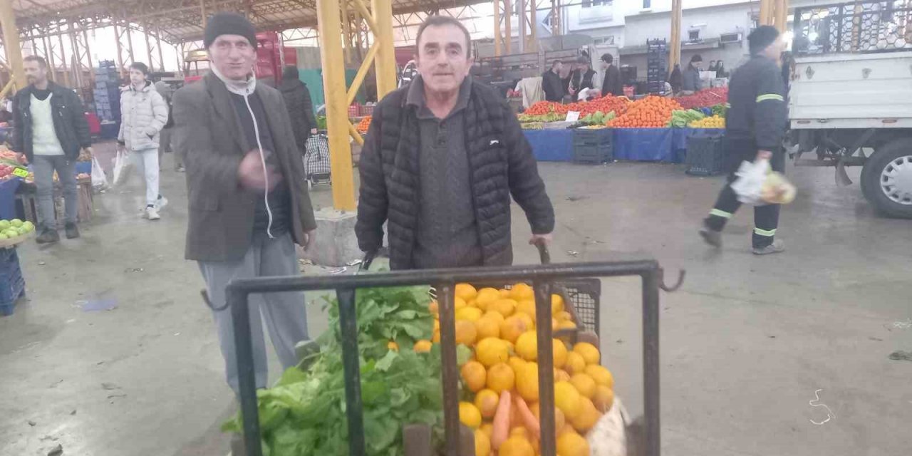 Pazardan Topladığı Malzemeleri İhtiyaç Sahiplerine Dağıtıyor