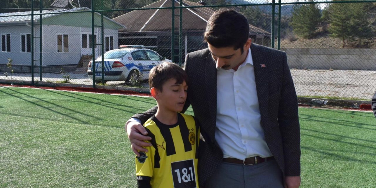 Çocuklarla Futbol Oynadı