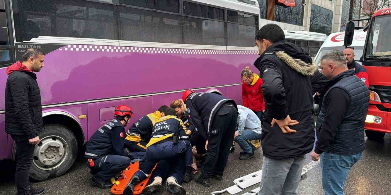 Otobüs Durağında Feci Kaza: Kadın, Geri Manevra Yapan Otobüsün Altında Kaldı