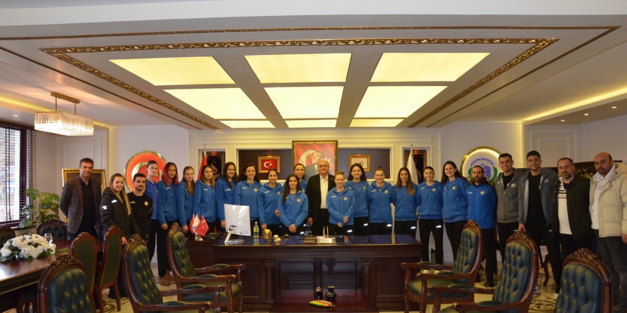 Başkan Bakkalcıoğlu’ndan “Bizim Kızlar”a destek