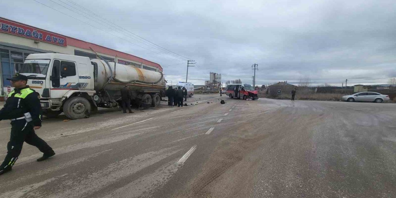 Yolcu Dolu Minibüs Vidanjöre Çarptı, 12 Kişi Yaralandı